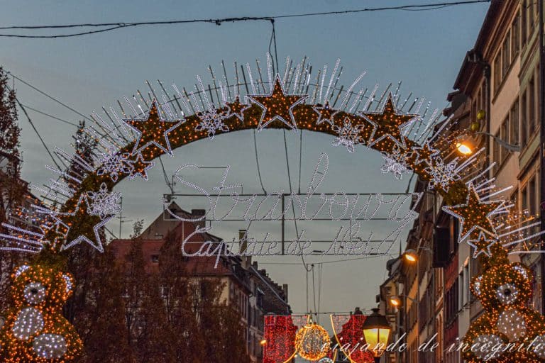 Arco de luz donde pone Strasbourg, capitale de Noel.