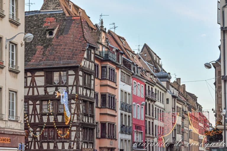 Casas alrededor de la plaza Gutenberg decoradas en navidad