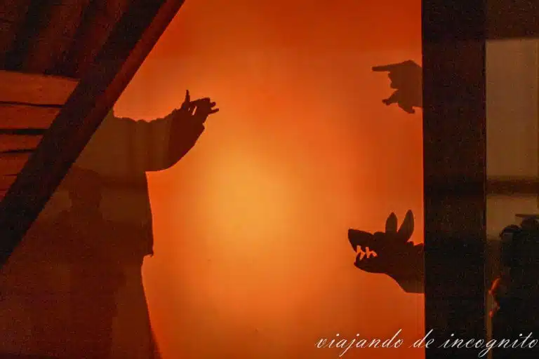 Dos personas juegan a las sombras en el desván infantil de Vogstbauernhof.