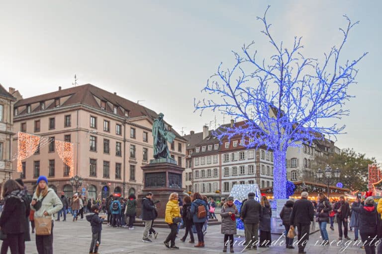 Mucha gente en el mercadillo navideño de la plaza Gutenberg