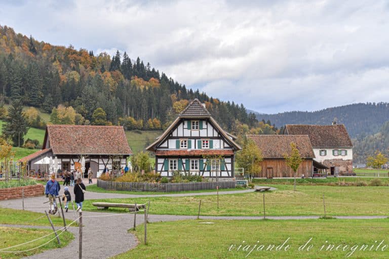 Tres personas se dirigen a la Casa Ortenau en otoño