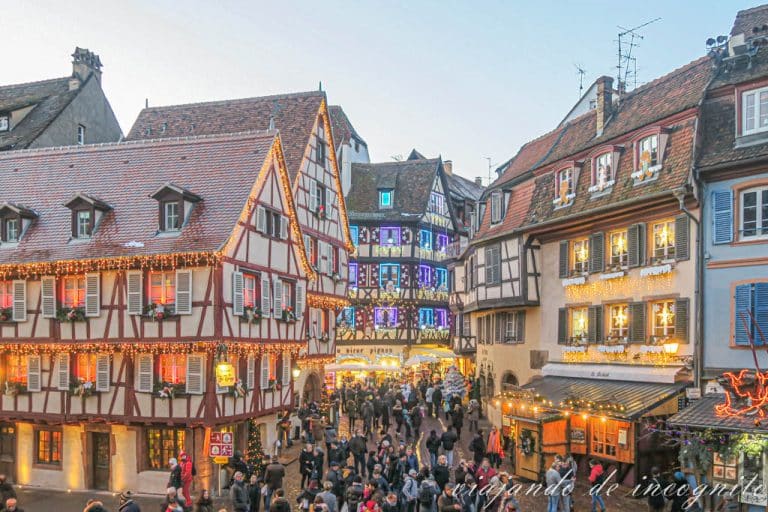 Muchísima gente visitando Colmar al atardecer en navidad.