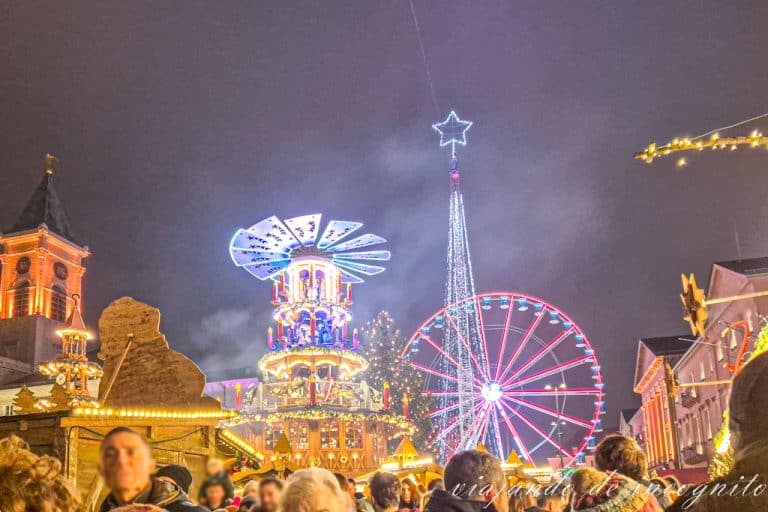 Mercadillo navideño en la plaza del mercado de Karlsruhe iluminado por la noche