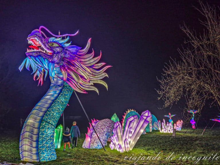 Escultura luminosa de un dragón en castel Novel