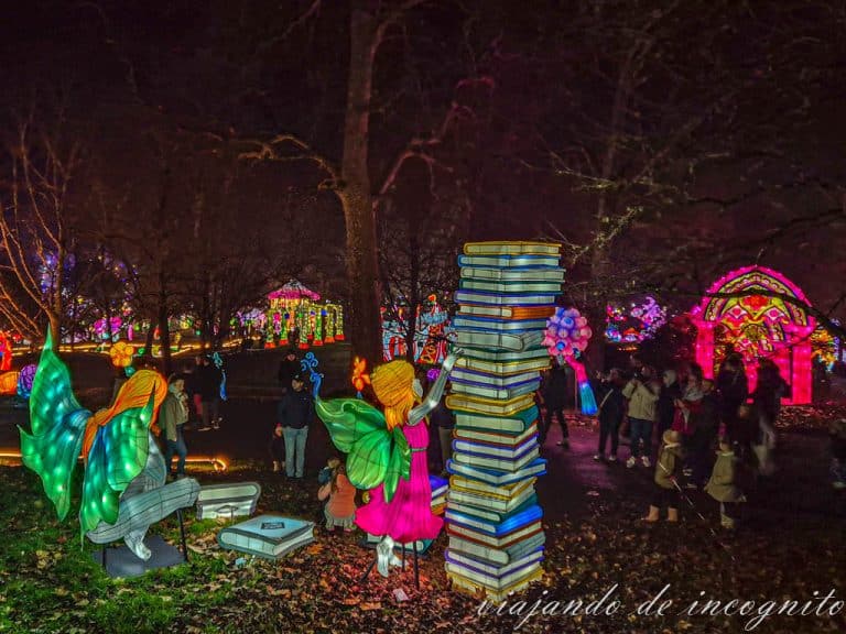 Escultura de luces de un hada cogiendo un libro en el festival de lanternes de Castel Novel
