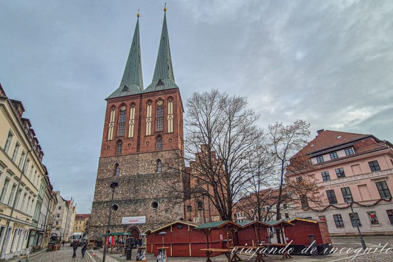 Casetas cerradas del Feuerzangenbowle de San Nicolás frente a la iglesia del barrio.
