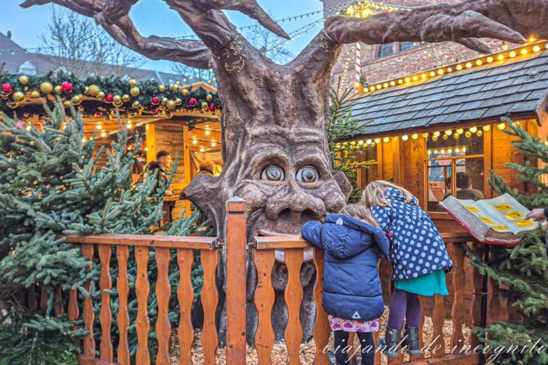 Dos niñas se encuentran junto al árbol cuentacuentos del Kinderland de Karlsruhe.