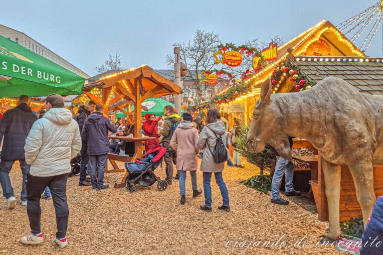 Varias personas pasean por el Kinderland en Karlsruhe en navidad