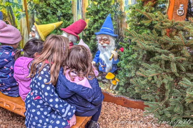 Dos niñas se abrazan mientras observan a los eneanos de Blancanieves en Kinderland en Karlsruhe.