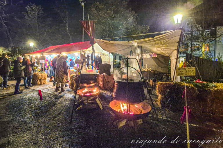 Puesto de telas en el mercado navideño medieval de Durlach.