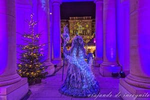 Una mujer vestida de reina de los hielos entra en el patio del antiguo palacio de Berlín durante el mercadillo navideño que allí se organiza.