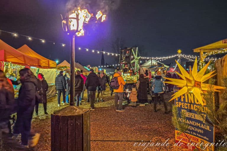 Varias personas pasean por el mercado histórico del Raw Gelände