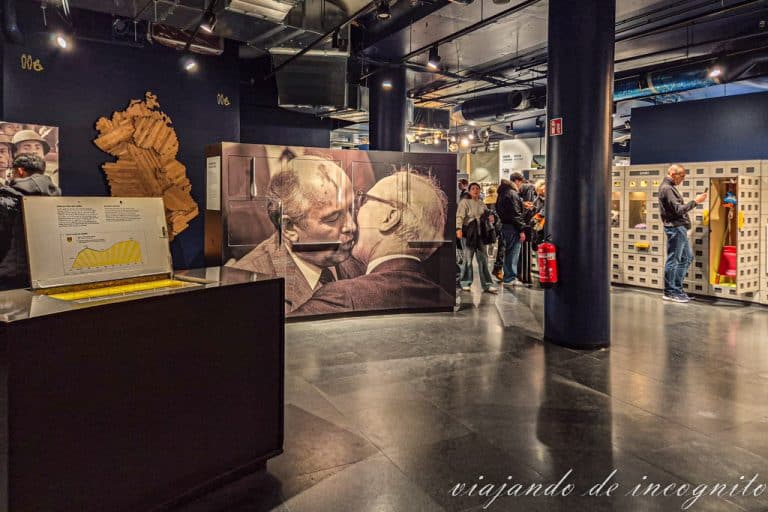 Gente visitando el museo de la RDE en Berlín