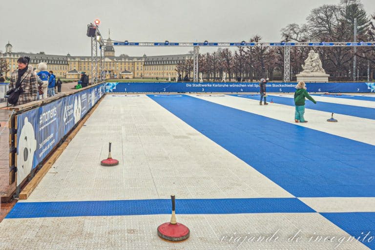 Algunos niños juegan al curling en la pista frente al palacio de Karlsruhe