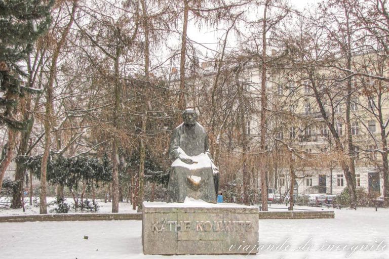 Plaza Kolwitz en Prenzlauer Berg en invierno con la escultura nevada de Käthe Kollwitz