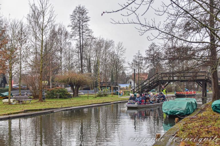 Un barco típico de la Spreewald lleno de gente que va al museo al aire libre de Lehde