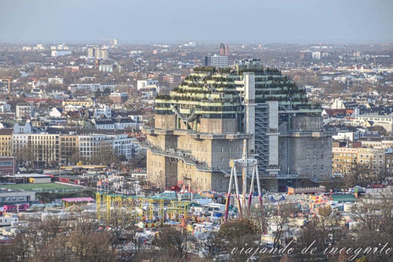 Vista del búnker de Hamburgo desde la iglesia de San Miguel. Frente a ella se ven las atracciones del Hamburger dom