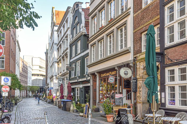 Calle Deichstrasse sin gente por la mañana
