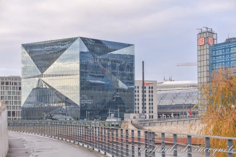 Edificio moderno acristalado en forma de cubo junto a la estación central de Berlín un día de invierno que había nevado.