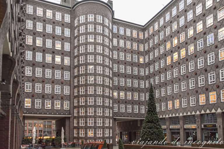 Patio interior de uno de los edificios del Kontorviertelhaus. Se encuentra decorado con un árbol de navidad en el centro.