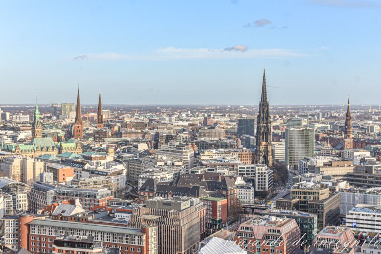 Vistas de la Altstadt y de la Neustadt desde San Miguel. Sobresalen las torres de las iglesias de San Nicolás, Santa Catalina, San Pedro y Santiago.