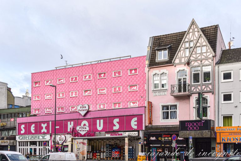 Una Sex house de color rosa junto a una casa rosa en la Reeperbahn de Hamburgo