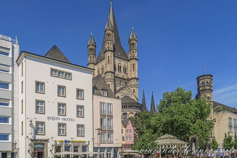 San Martín el Grande rodeada de casas de pequeño tamaño.