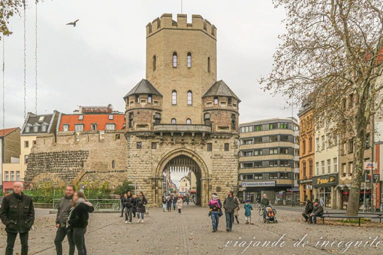 Gente hablando frente a la antigua puerta de San Severino
