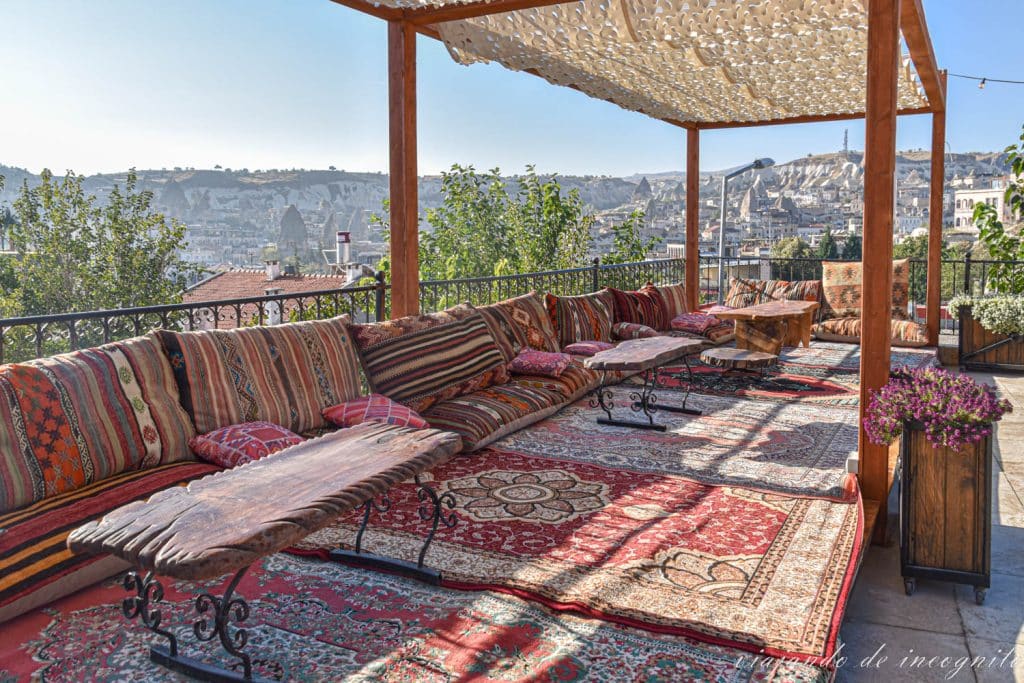 Terraza del Göreme Valley Cave House cubierta de alfombras y cojines
