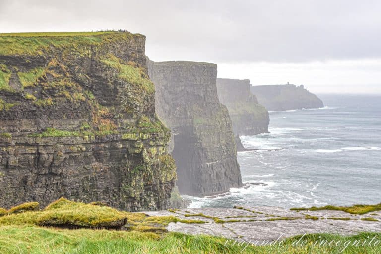 Vista de los acantilados de Moher pronto por la mañana de un día algo nublado