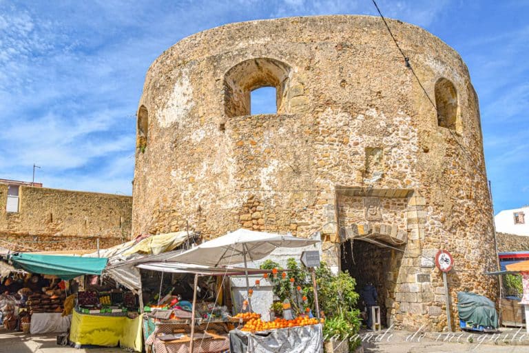 Bab Homar vista desde fuera con algunos puestos de fruta abiertos junto a ella.