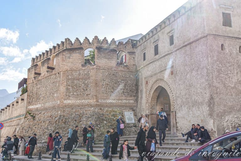 Varias personas entran y salen de Bab Okla, una de las entradas de la Medina de Tetuán.