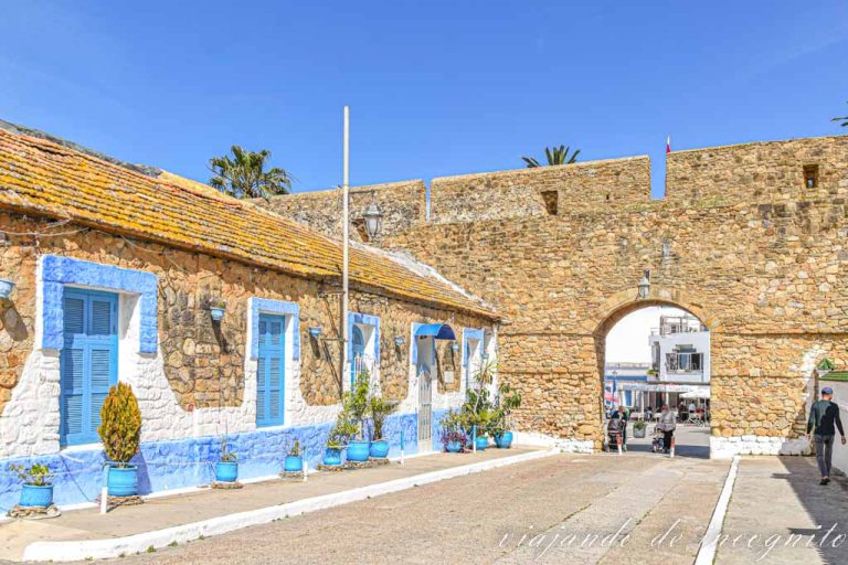 La puerta Bab Qasba de Asilah vista desde el interior de la muralla.