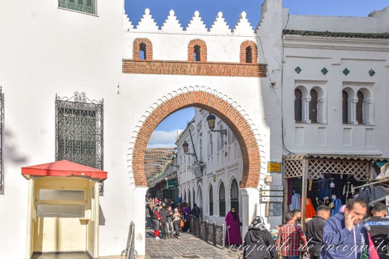 Gente entrando y saliendo de Bab Rouah en Tetuán.
