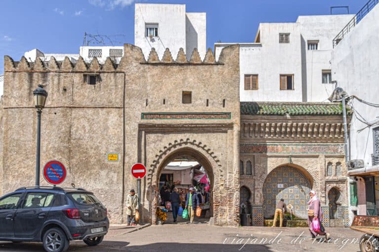 Gente saliendo por Bab Tut en Tetuán