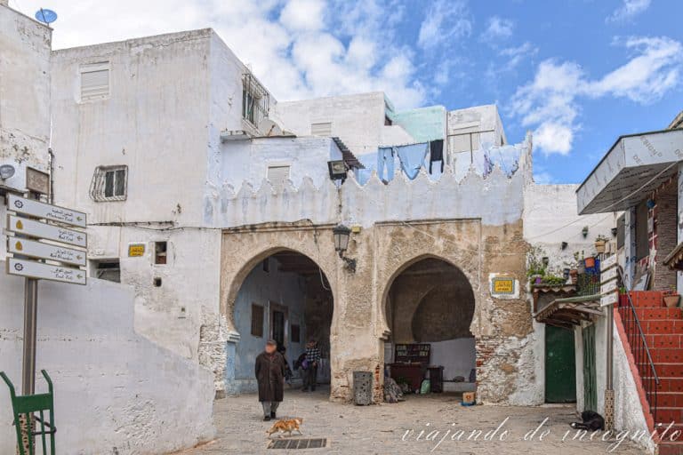 Un señor entra en la Medina a través de la entrada de Bab Mkabar