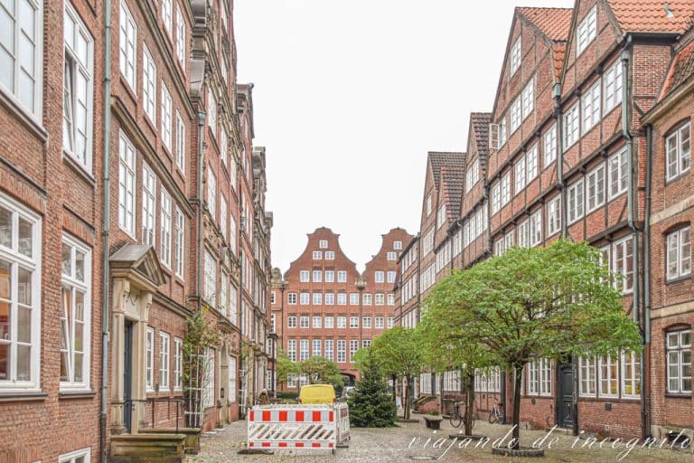 Calle del barrio de los Compositores. Al frente hay una valla de obras.