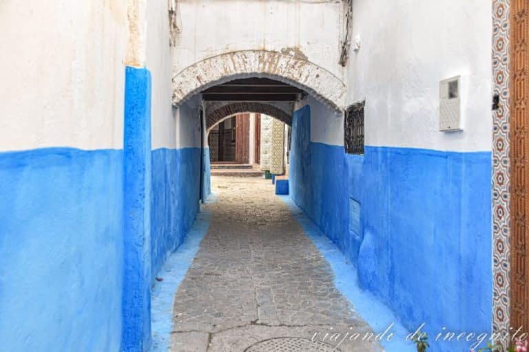 Una calle blanca y azul del barrio del Blad en la medina de Tetuán