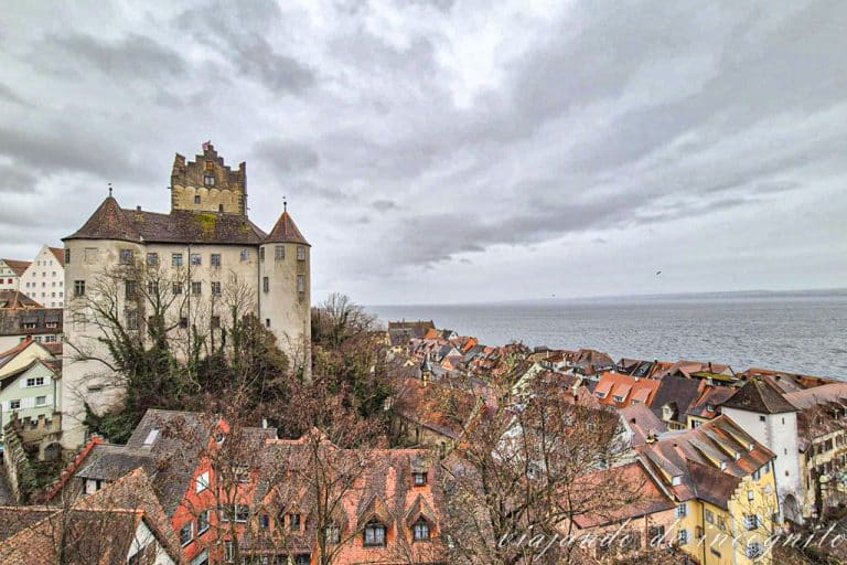 Vista del castillo de Meersburg un día nublado desde el mirador del Dr. Moll-Platz