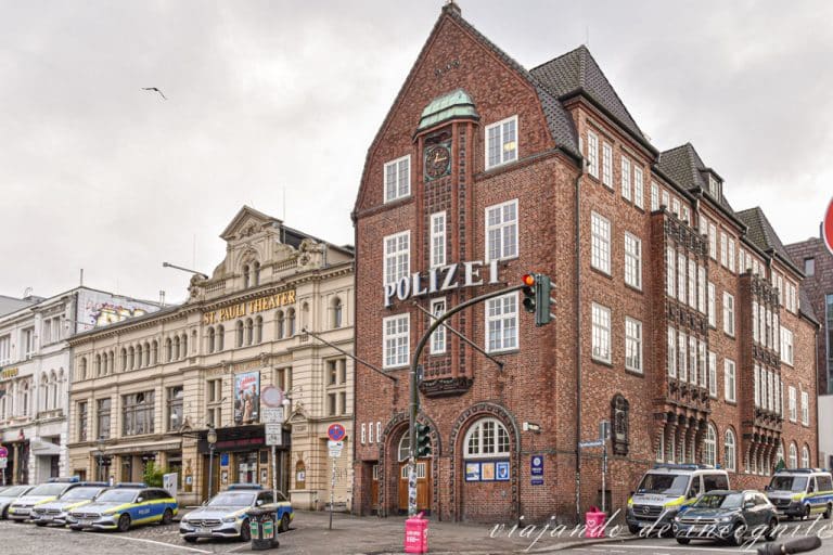 La Davidwache en la esquina de la Spielbudenplatz. A su lado se ve el teatro St. Pauli