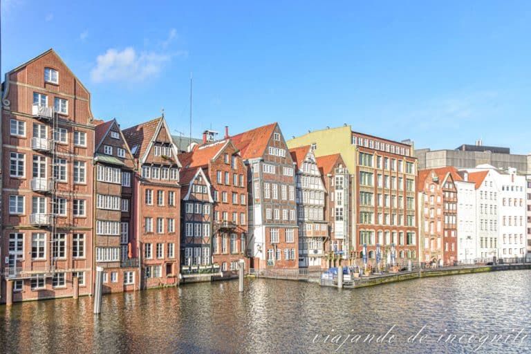 Vista de las casas de la Deichstrasse de Hamburgo desde el Höhe Brücke.
