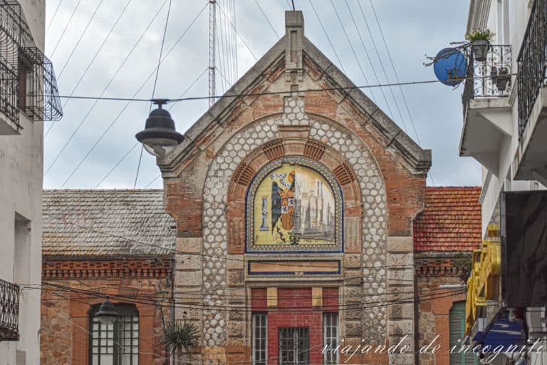 Escudo español medio tapado en los antiguos cuárteles Gómez Jordana de Tetuán.