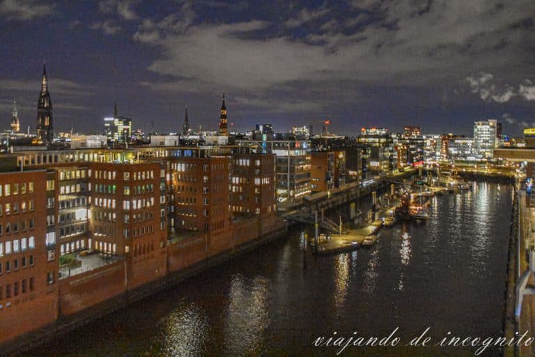 Vistas de la CityHafen al anochecer desde la Filarmónica de Hamburgo.