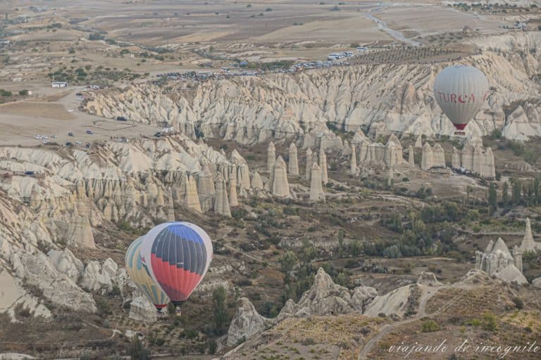 Tres globos volando sobre el valle del Amor