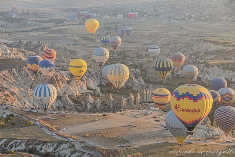 Numerosos globos volando sobre el valle del Amor