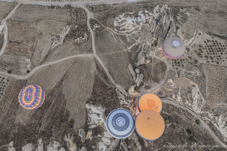 Vista superior de cinco globos volando sobre la capadocia