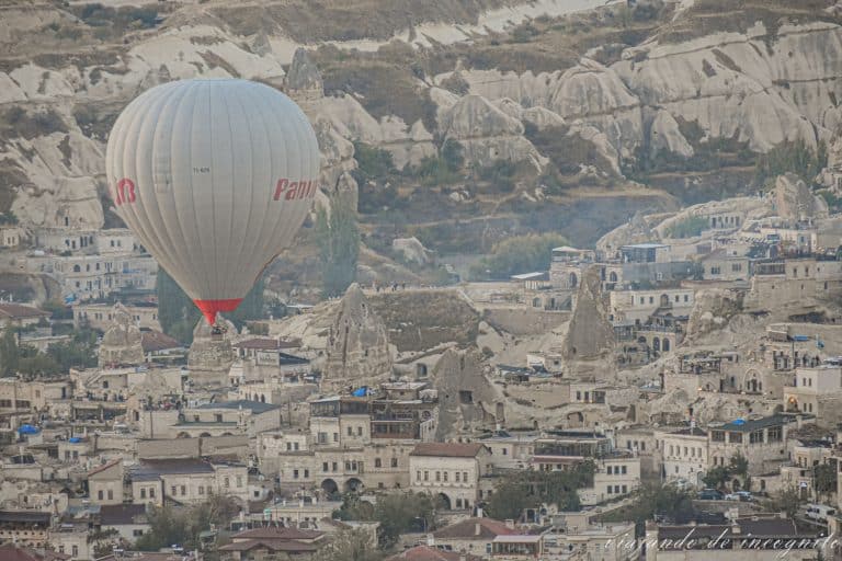 Globo blanco sobrevolando Göreme. Volar en globo es una de las actividades que hacer en Capadocia