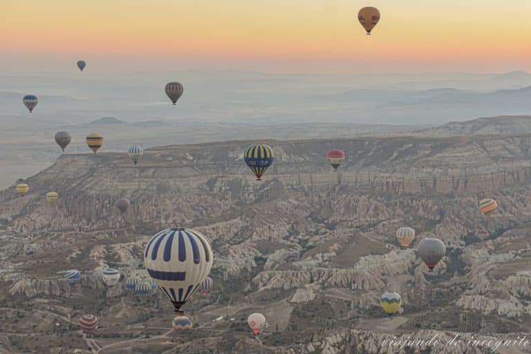 Globos de distintos colores volando en la capadocia al amanecer