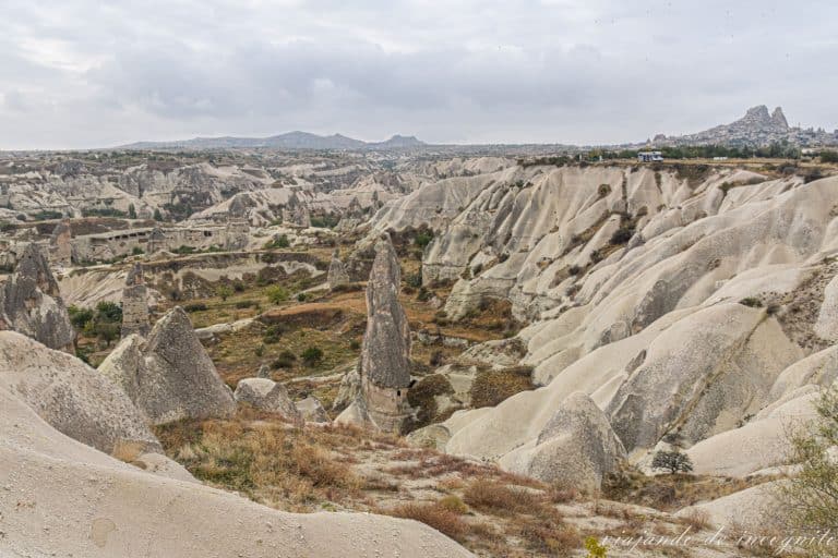 Vistas de formaciones rocosas desde el Panoramic View Point Göreme pronto por la mañana. Una de las visitas qué hacer en Capadocia en tres días