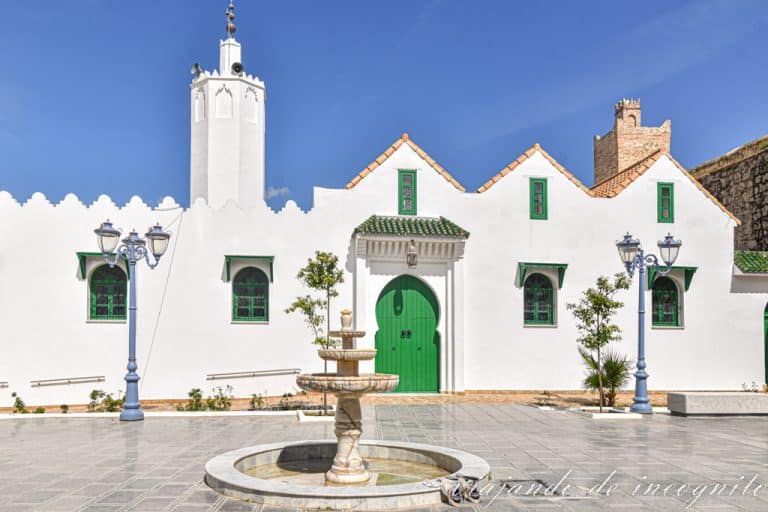 Edificio blanco con puertas verdes de la Gran Mezquita. Frente a su entrada hay una fuente.